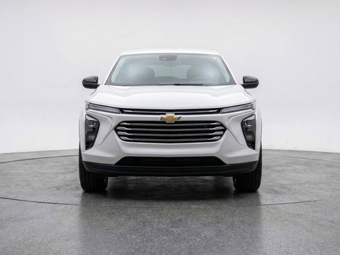 Used 2025 Chevrolet Equinox LT image 2