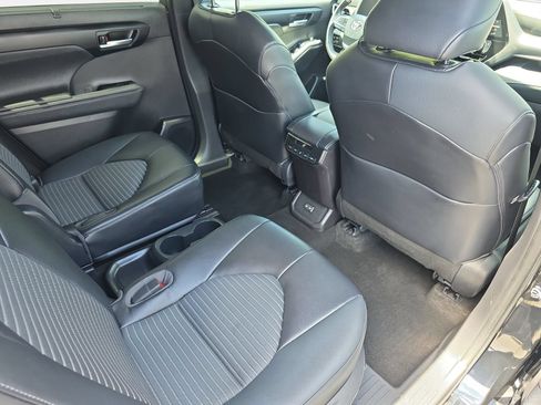 Used 2023 Toyota Highlander XSE FWD image 11