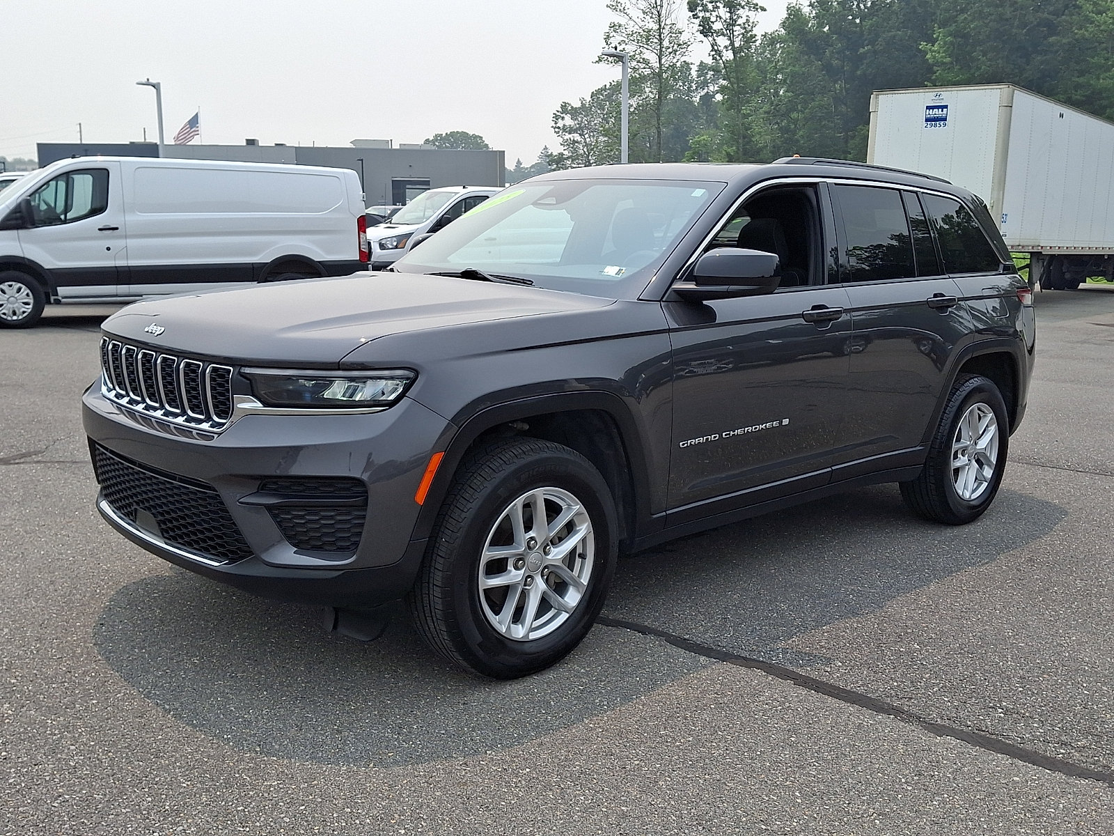 Used 2025 Jeep Grand Cherokee Laredo X w/ Luxury Tech Group I AWD/4WD image 3