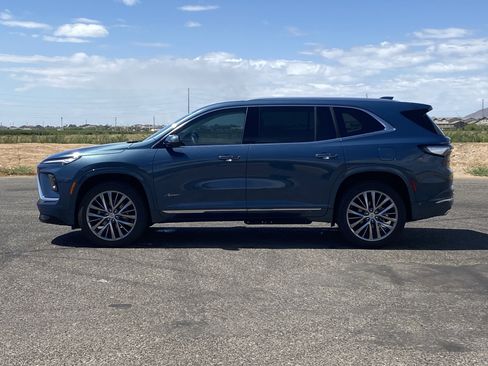 Used 2025 Buick Enclave Avenir FWD image 6
