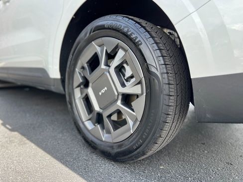 Used 2025 Kia Carnival EX FWD image 40