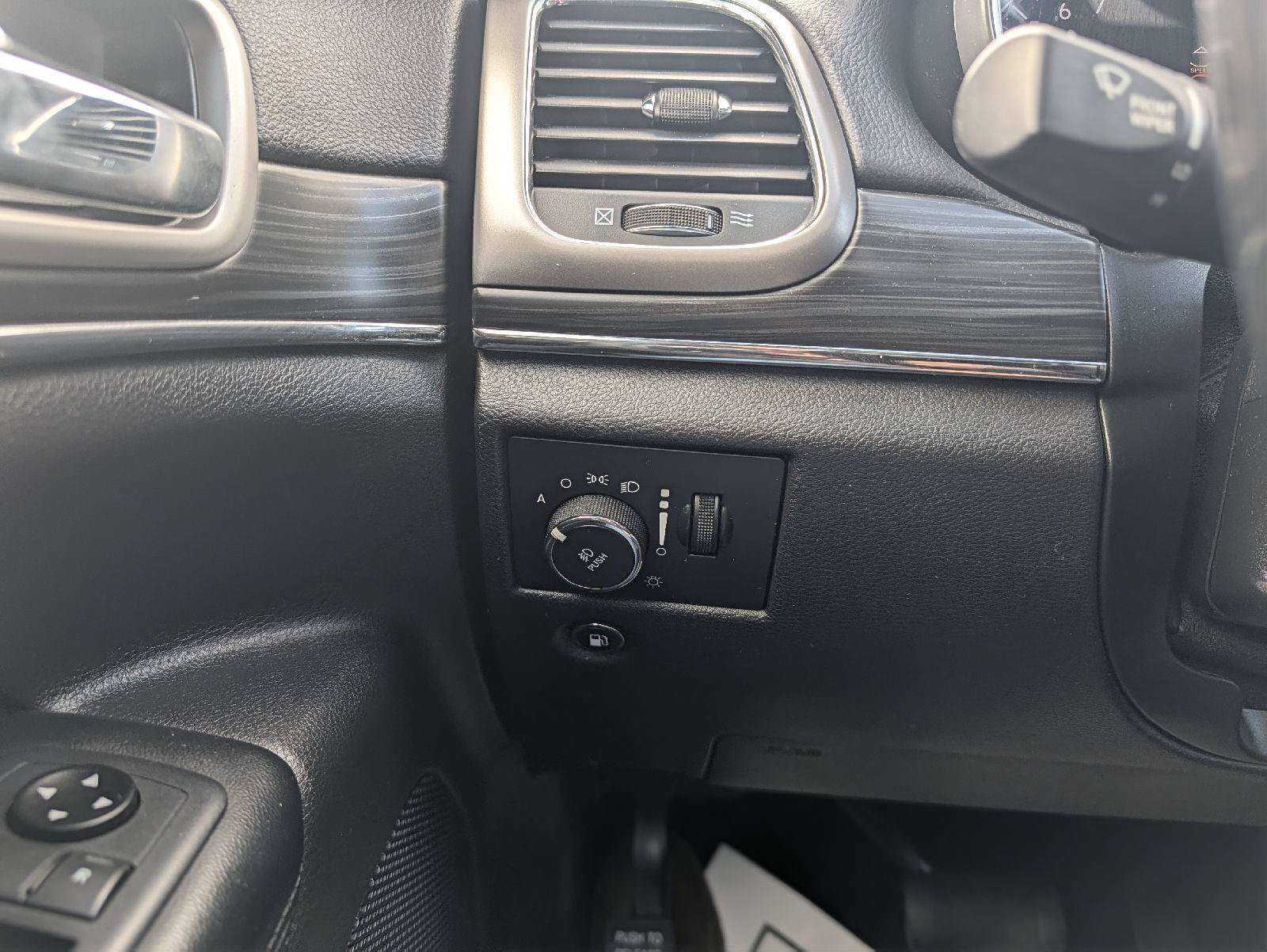 Used 2020 Jeep Grand Cherokee Limited AWD/4WD image 32