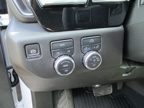 New 2025 GMC Sierra 1500 Elevation image 16