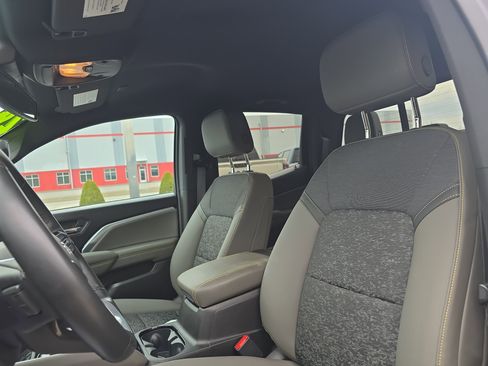 Used 2024 Chevrolet Colorado ZR2 w/ Technology Package image 13