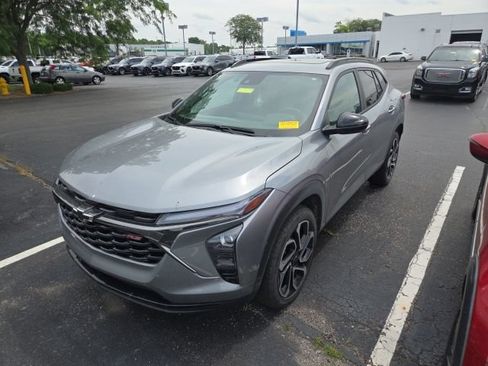Used 2025 Chevrolet Trax RS w/ Sunroof Package FWD image 3