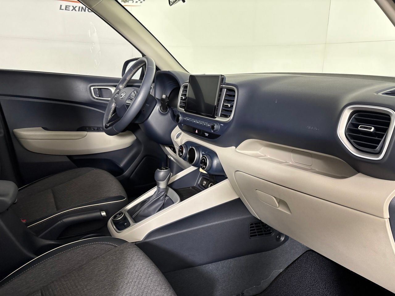 Used 2023 Hyundai Venue Limited FWD image 31