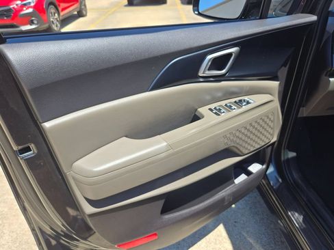 Used 2025 Kia Carnival FWD image 11