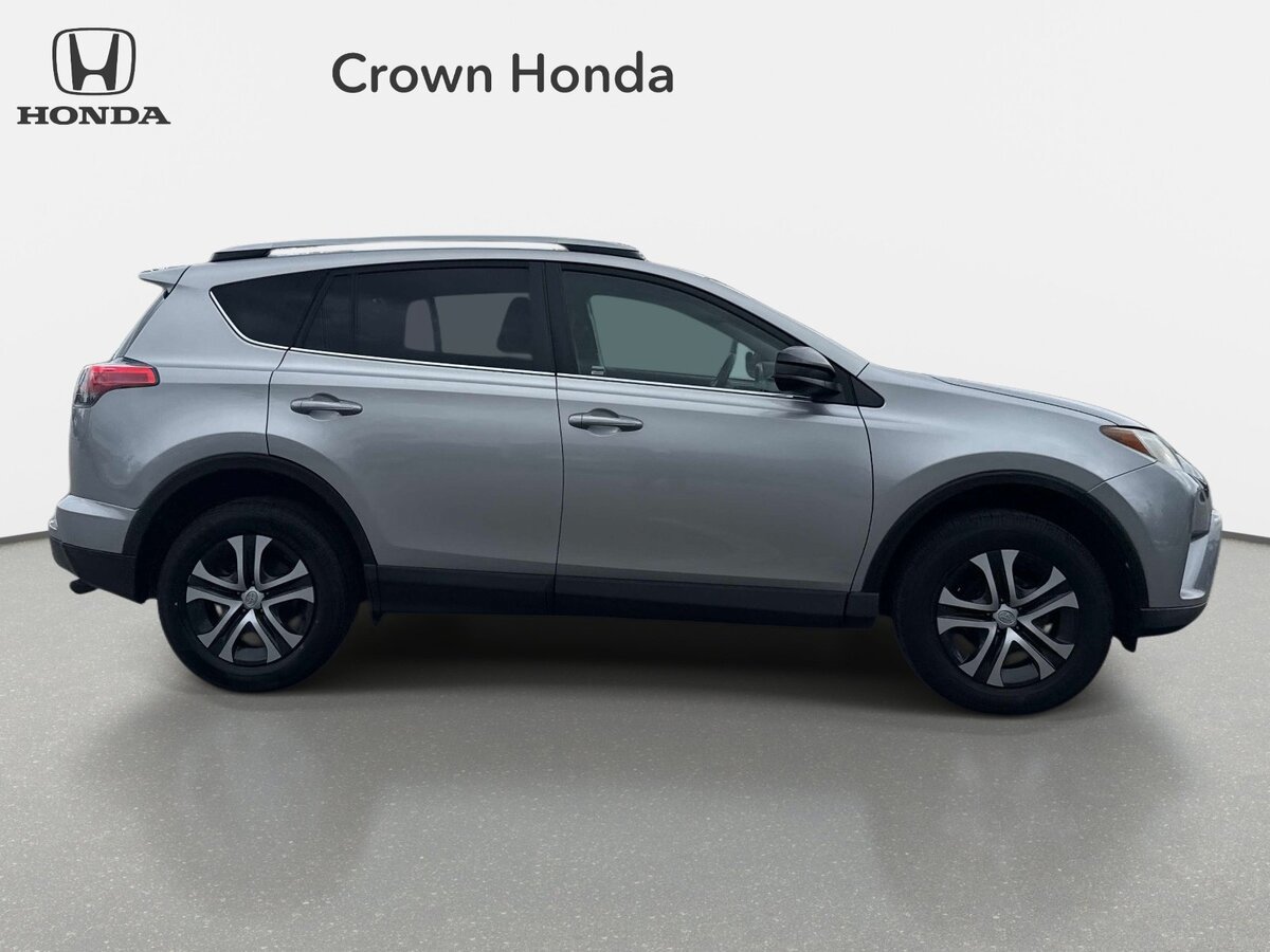 Used 2017 Toyota RAV4 LE FWD image 5