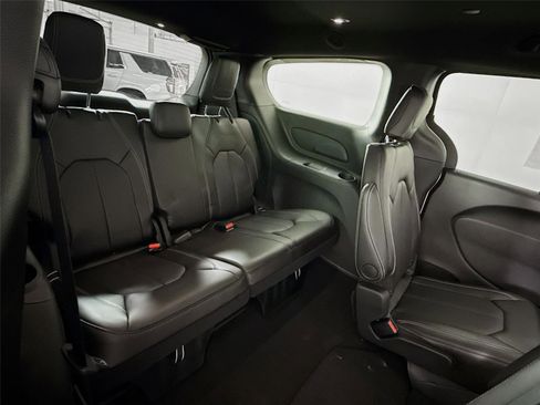 New 2026 Chrysler Pacifica Select image 31