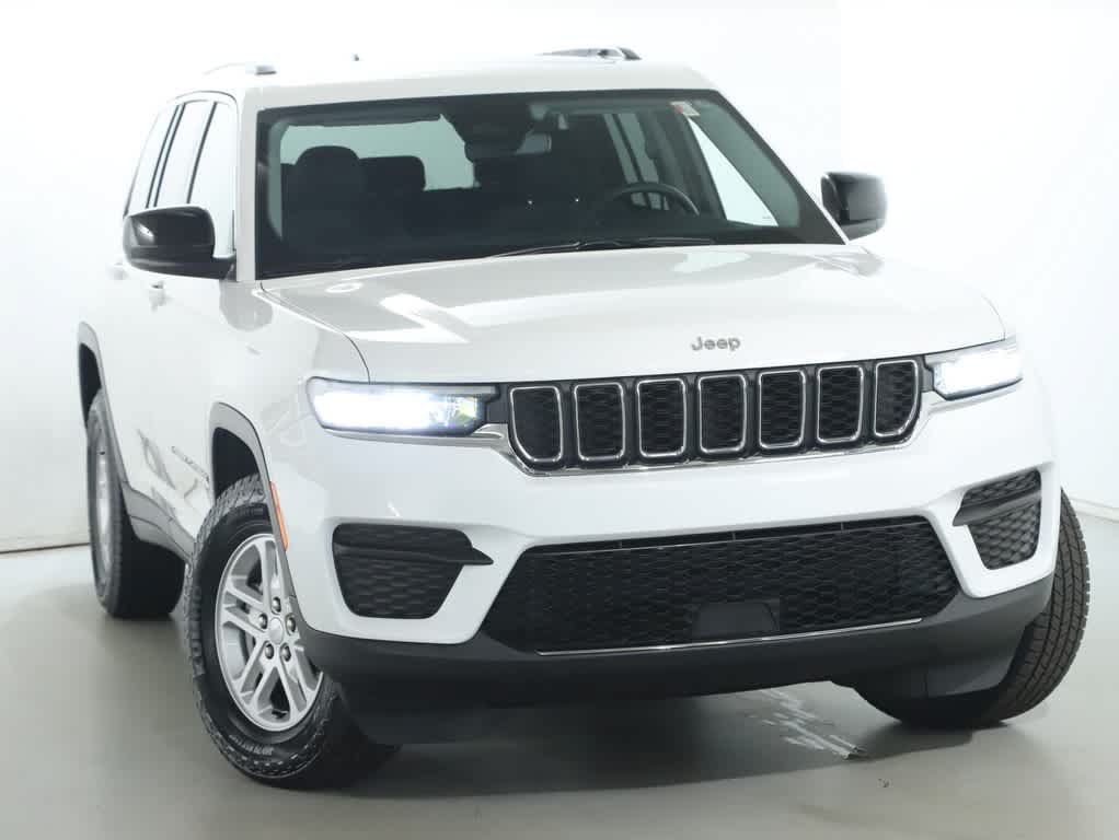 Used 2023 Jeep Grand Cherokee Laredo AWD/4WD image 2