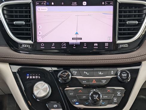 Used 2021 Chrysler Pacifica Touring-L image 16