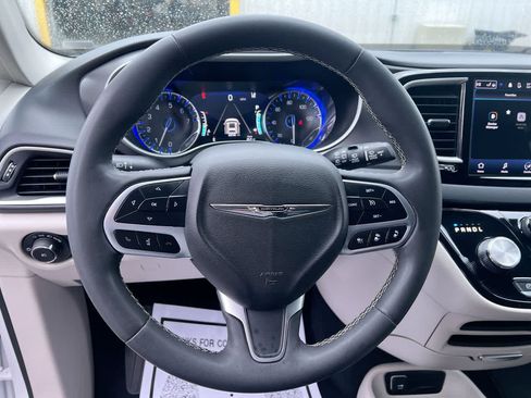 Used 2023 Chrysler Pacifica Touring-L FWD image 14