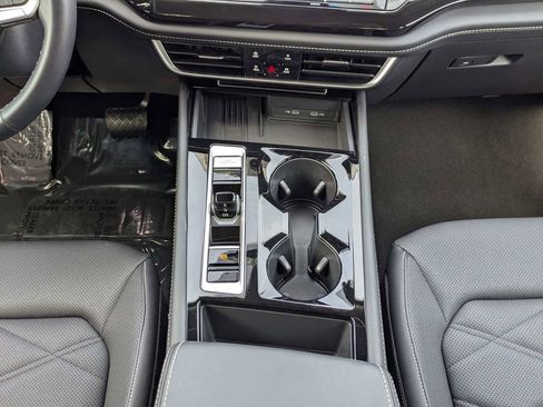 Used 2025 Volkswagen Atlas SE FWD image 19