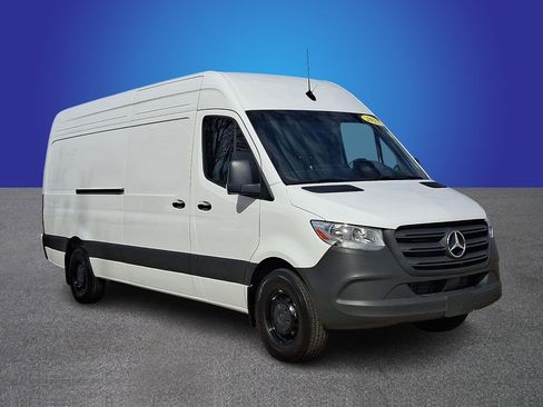Used 2025 Mercedes-Benz Sprinter 2500 image 3