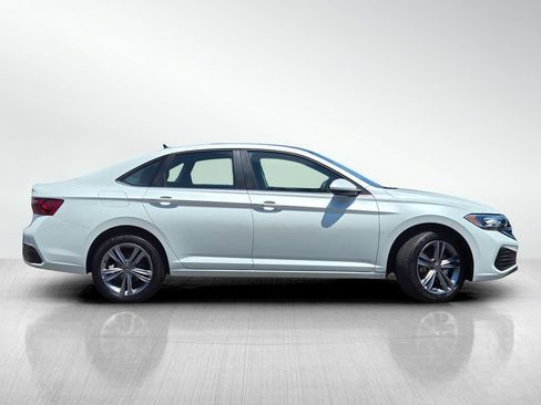 Used 2023 Volkswagen Jetta SE w/ Panoramic Sunroof Package FWD image 4