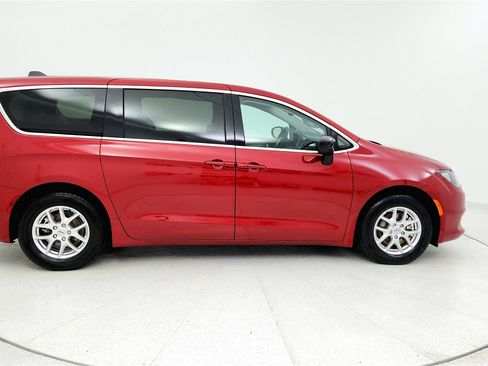 Used 2024 Chrysler Voyager LX image 5