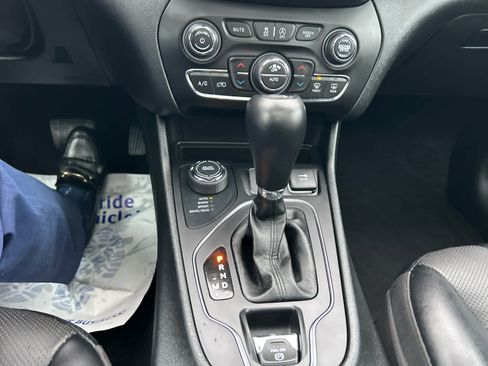 Used 2022 Jeep Cherokee Latitude Lux w/ Sun & Sound Group image 38