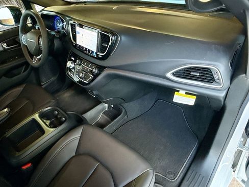 Used 2026 Chrysler Pacifica Select FWD image 34