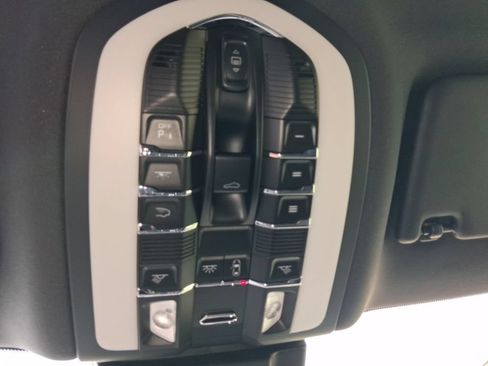 Certified 2026 Porsche Macan AWD/4WD image 19