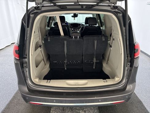 Used 2022 Chrysler Pacifica Touring-L FWD image 6