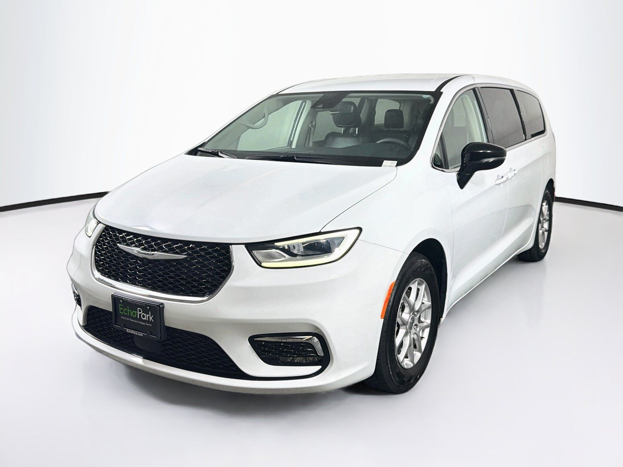 Used 2024 Chrysler Pacifica Touring-L FWD image 3