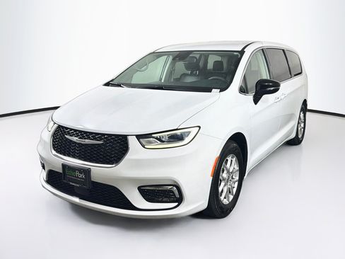 Used 2024 Chrysler Pacifica Touring-L FWD image 3