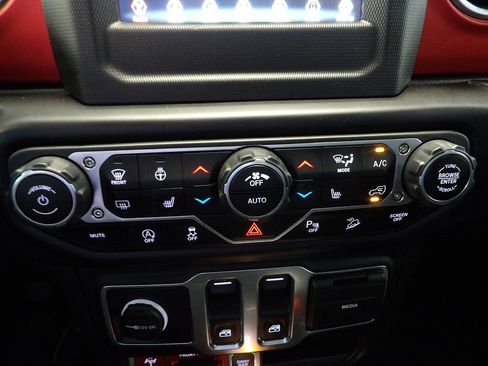 Used 2020 Jeep Wrangler Rubicon w/ Cold Weather Group AWD/4WD image 31