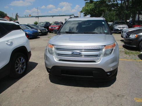 Used 2014 Ford Explorer XLT w/ Equipment Group 202A AWD/4WD image 2