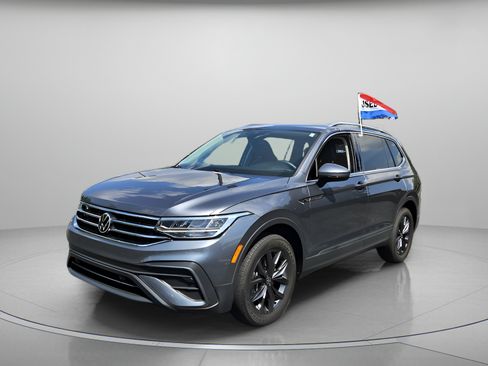 Used 2023 Volkswagen Tiguan SE w/ Panoramic Sunroof Package FWD image 1