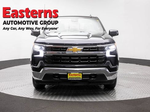 Used 2022 Chevrolet Silverado 1500 LT w/ Convenience Package II AWD/4WD image 2
