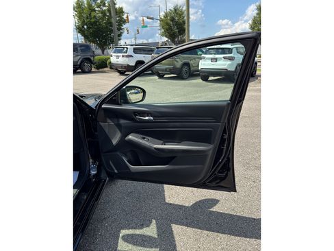 Used 2025 Nissan Altima 2.5 SV FWD image 16