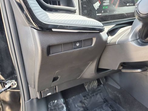 Used 2025 Nissan Kicks SR AWD/4WD image 17