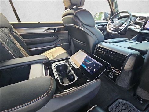 Used 2023 Jeep Grand Wagoneer Series III AWD/4WD image 24