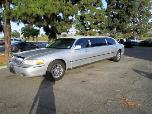 Used 2009 Lincoln Town Car Executive image 17