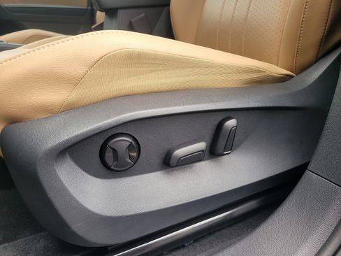 Used 2024 Volkswagen Tiguan SE w/ Panoramic Sunroof Package FWD image 17