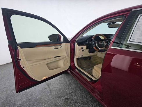 Used 2014 Lexus ES 300h w/ Luxury Package w/Bamboo Trim image 19