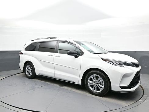 Certified 2023 Toyota Sienna XSE w/ XSE Plus Package image 4