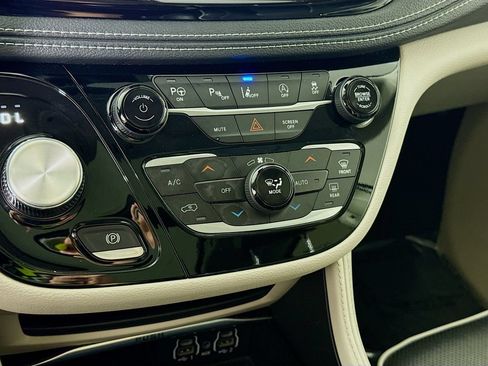 Used 2023 Chrysler Pacifica Limited AWD/4WD image 8
