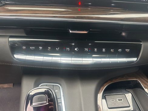 Used 2024 Cadillac Escalade Premium Luxury Platinum AWD/4WD image 26