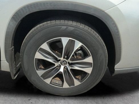 Used 2021 Toyota Highlander XLE AWD/4WD image 52