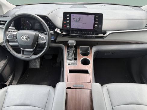 Used 2023 Toyota Sienna XLE FWD image 8