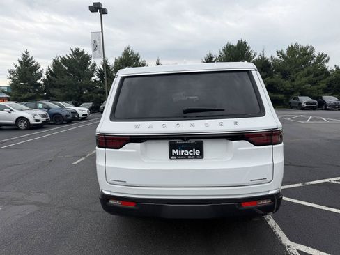 Used 2022 Jeep Wagoneer Series II AWD/4WD image 5