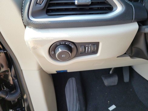 New 2022 Chrysler Pacifica Touring-L w/ Uconnect Theater Family Group image 33