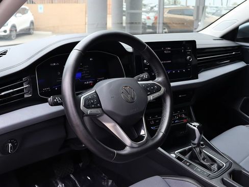 Used 2025 Volkswagen Jetta SE FWD image 39
