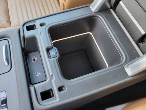 Used 2023 Land Rover Discovery Metropolitan Edition image 38