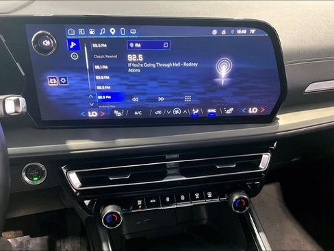 Used 2025 Chevrolet Traverse LT AWD/4WD image 15