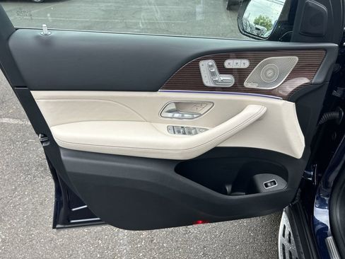 Used 2022 Mercedes-Benz GLS 450 4MATIC image 11