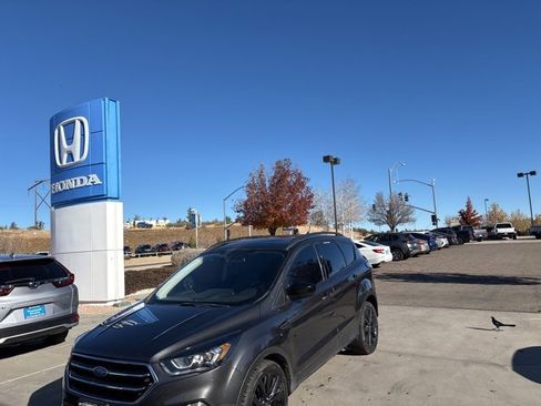 Used 2018 Ford Escape SE w/ SE Sport Appearance Package image 2