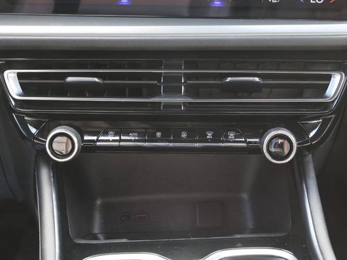 Used 2025 Chevrolet Traverse LT w/ Driver Confidence Package AWD/4WD image 22
