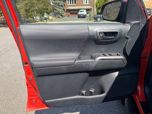 Used 2018 Toyota Tacoma TRD Sport image 11